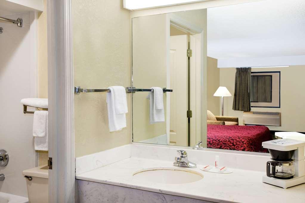 Days Inn & Suites By Wyndham Columbia Airport West Columbia Habitación foto